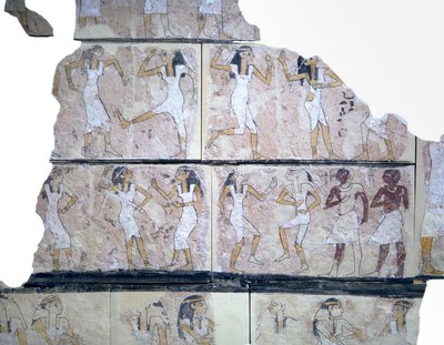 Fragment van muurschildering die dansende meisjes afbeeldt door Egyptian